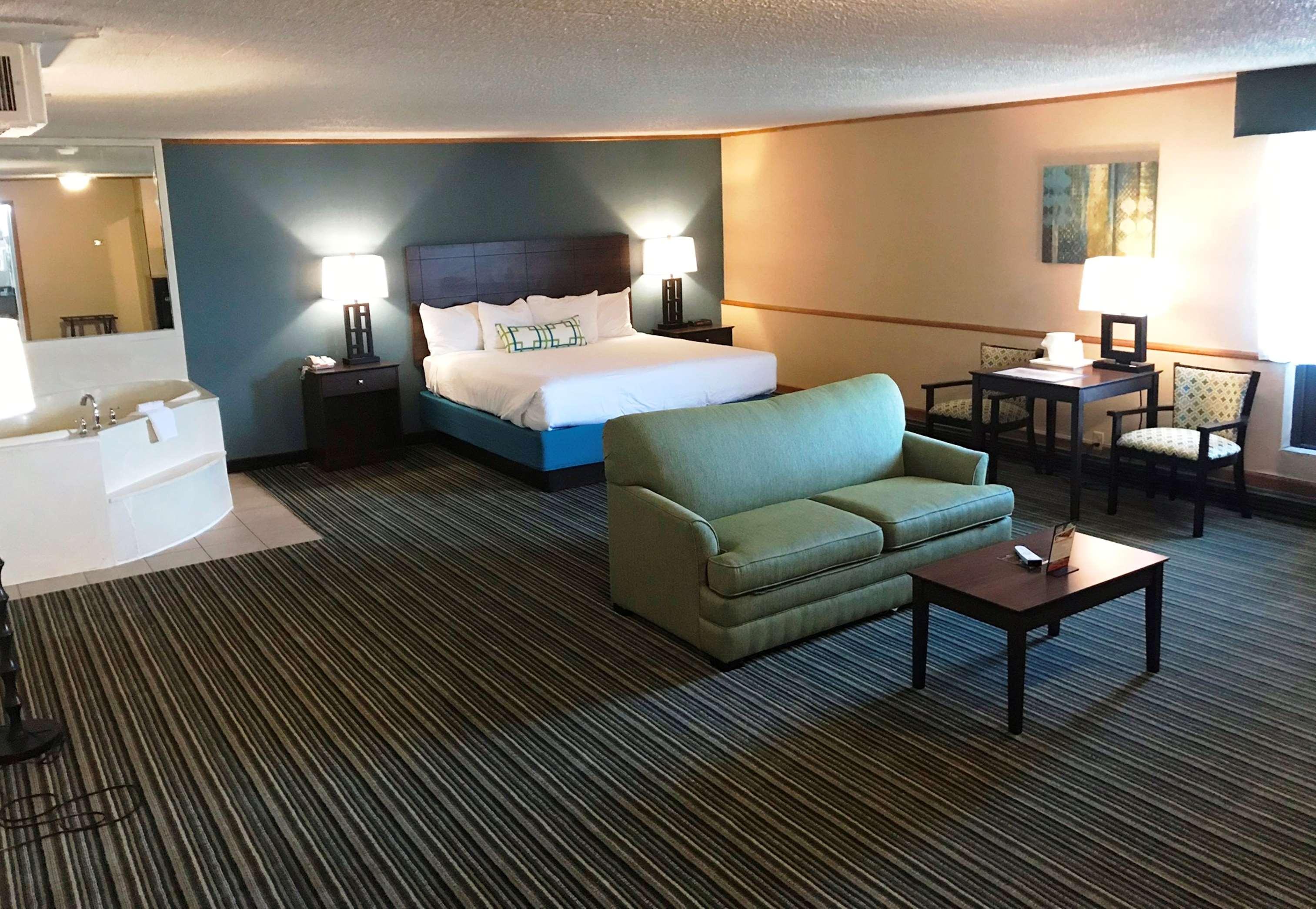 Best Western Woodhaven Inn Екстериор снимка