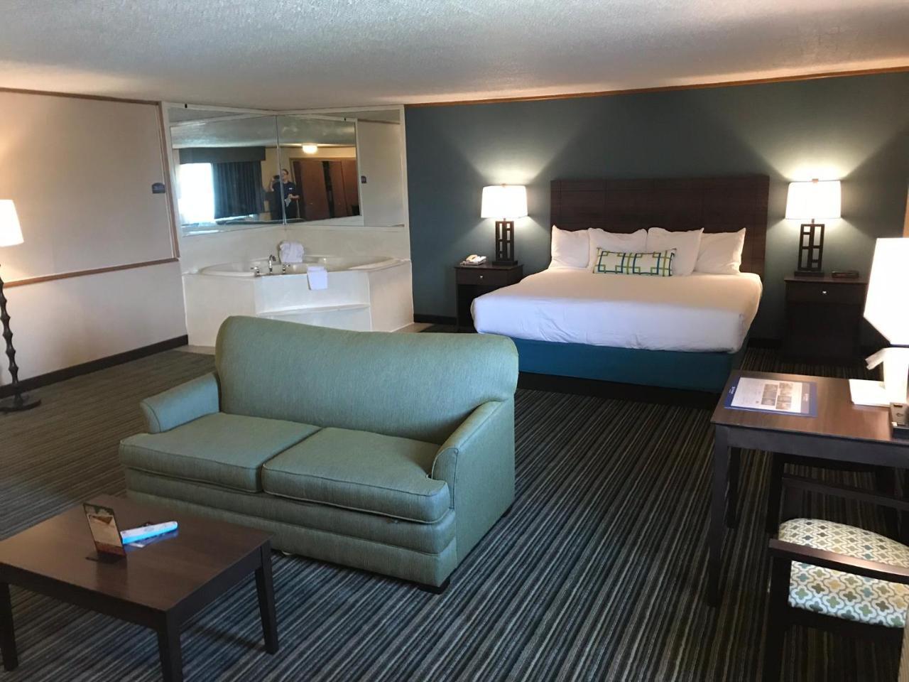 Best Western Woodhaven Inn Екстериор снимка